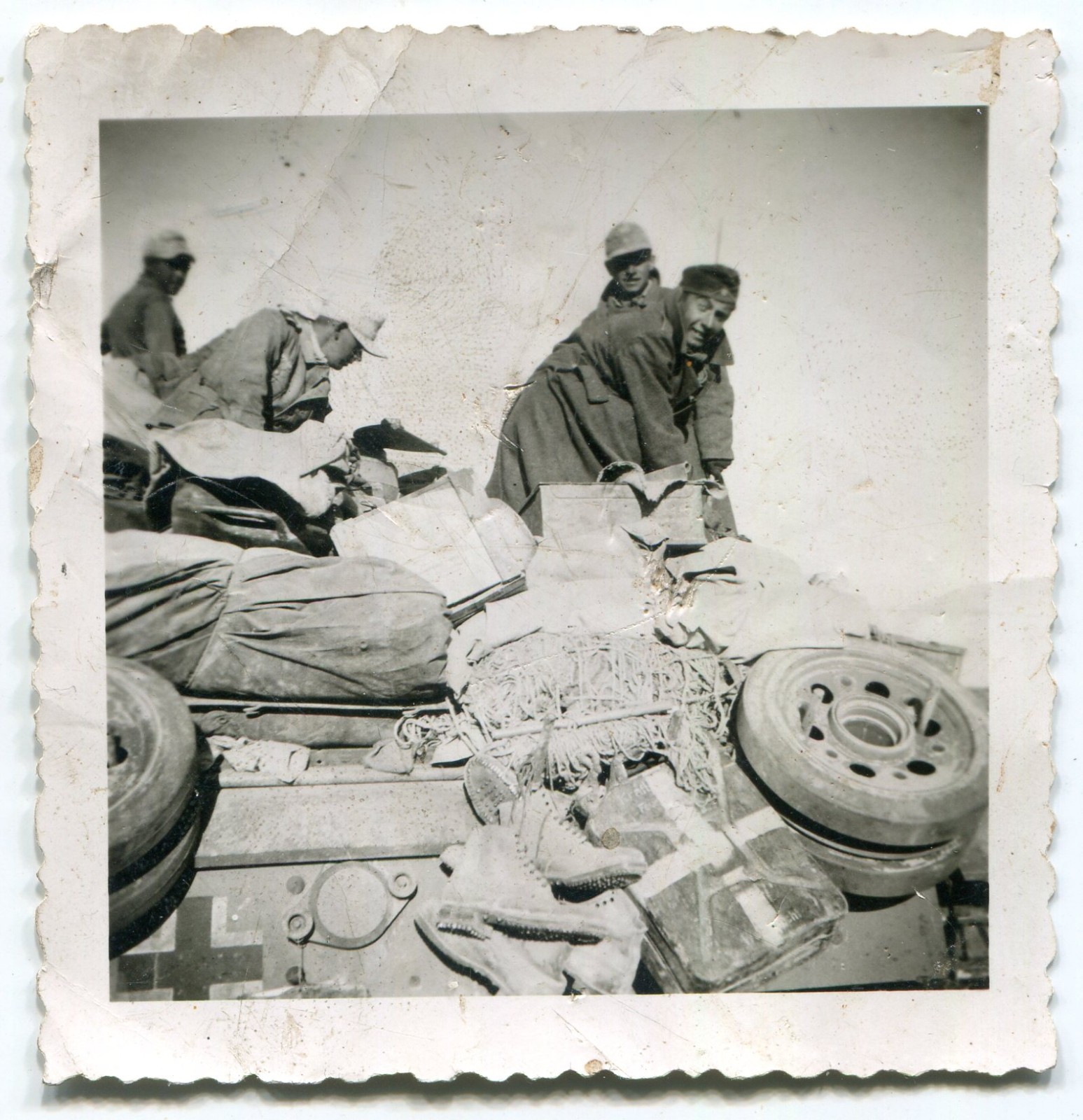 Pz.Kpfw. III Ausf.J (Fgst.Nr.72818) DAK {005}{a}.jpg